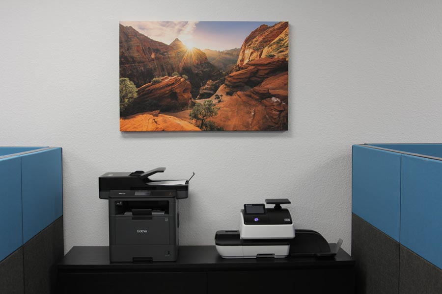 Recorrido por la oficina: área de copia con fotocopiadora, máquina de fax y obras de arte del suroeste