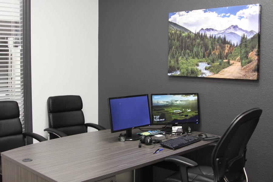 Recorrido por la oficina: interior de la oficina con escritorio, sillas, computadora y obras de arte de paisajes de montaña