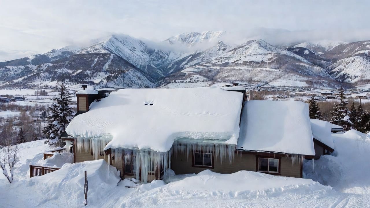 Una casa en Utah con daños causados por una presa de hielo invernal se está evaluando para un reclamo de seguro cerca de Wasatch Front