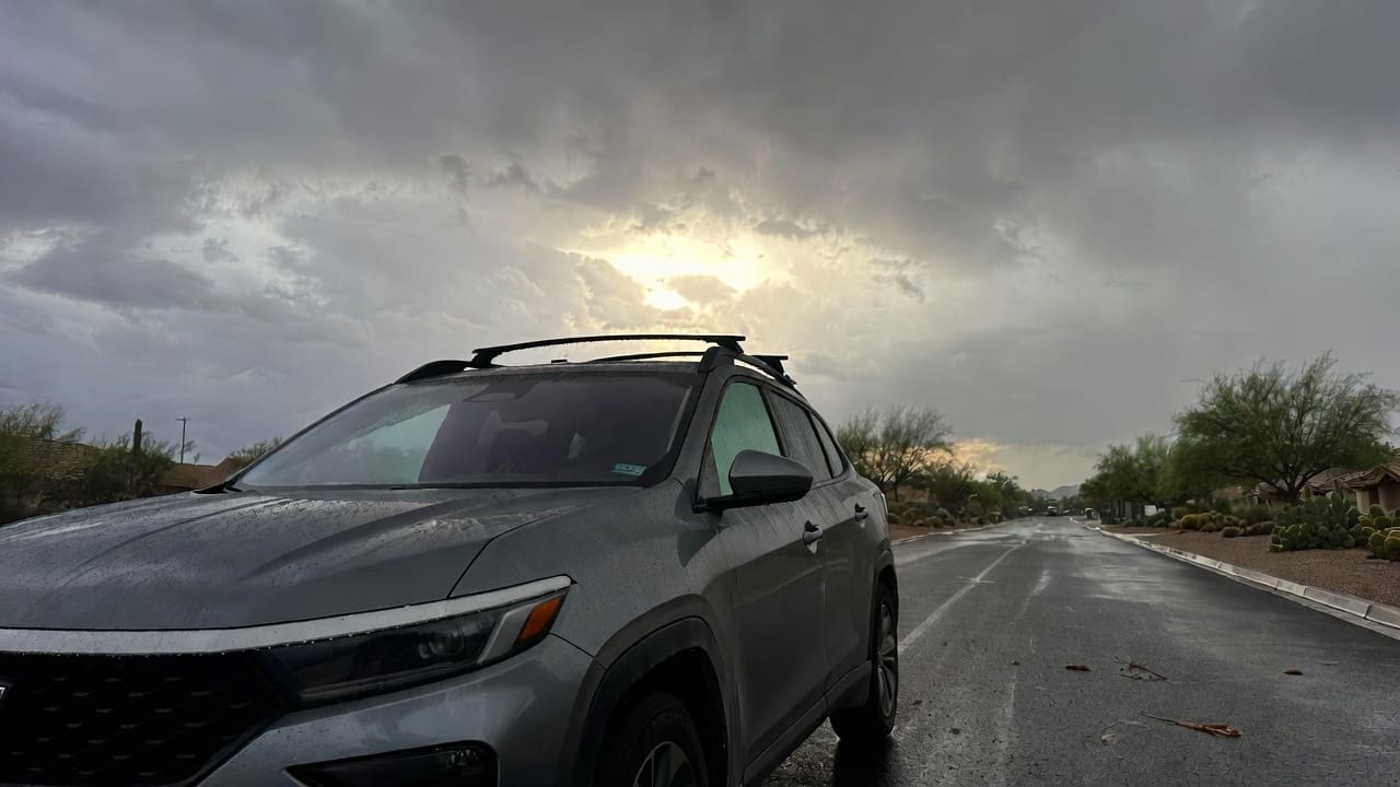 Un vehículo híbrido circula por una carretera de Arizona tras el monzón, lo que supone un riesgo de pérdida total de la batería debido a los escombros y el calor.